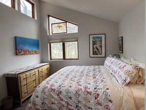3 bedrooms, desk, free WiFi, bed sheets