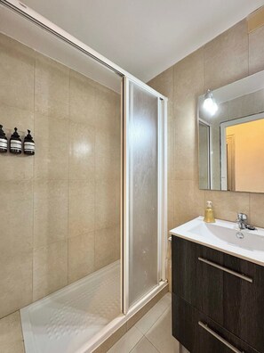 Huis | Badkamer | Een douche, een haardroger, handdoeken