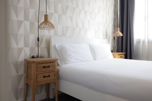 1 habitación, tabla de planchar con plancha y cunas gratuitas