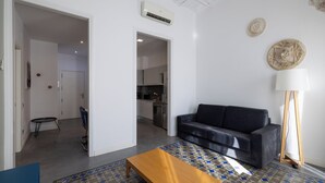 A living room with a sofa, a coffee table, and a patterned rug. - Stay U-nique Apartments at Av. Republica Argentina (Barcelona)