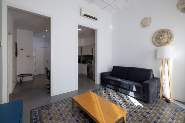 Apartment (1 Bedroom) | Wohnzimmer | 35-Zoll-Fernseher mit Digitalempfang