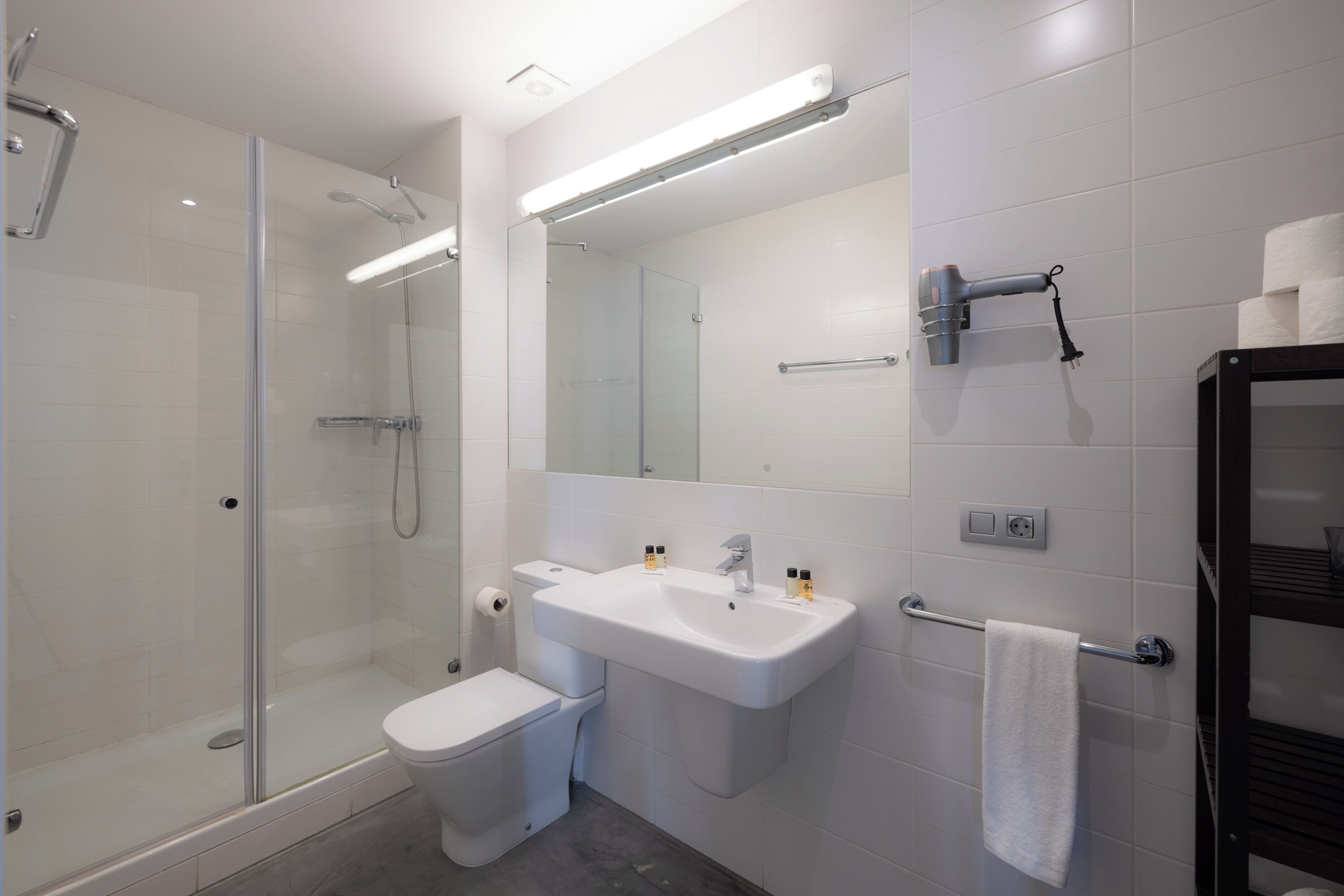 Apartment (1 Bedroom) | Bathroom | Shower, hair dryer, towels, soap