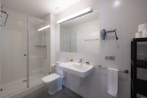 Appartement (1 Bedroom) | Salle de bain | Douche, sèche-cheveux, serviettes fournies, savon