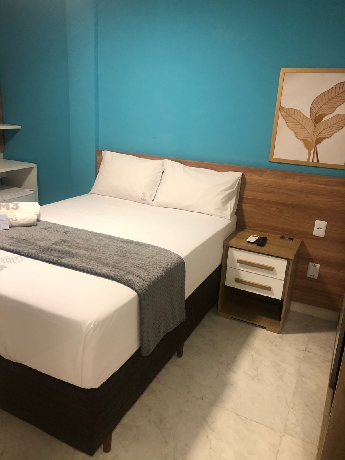 Quarto solteiro clássico | Escrivaninha, espaço de trabalho para notebook, Wi-Fi de cortesia