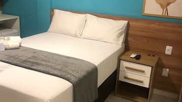 Quarto solteiro clássico | Escrivaninha, espaço de trabalho para notebook, Wi-Fi de cortesia