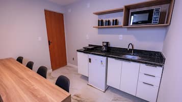 Studio | Desk, laptop workspace, free WiFi