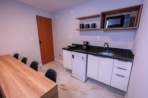 Studio | Desk, laptop workspace, free WiFi