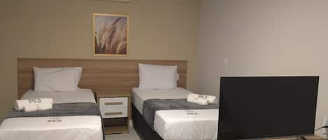 Studio | Desk, laptop workspace, free WiFi