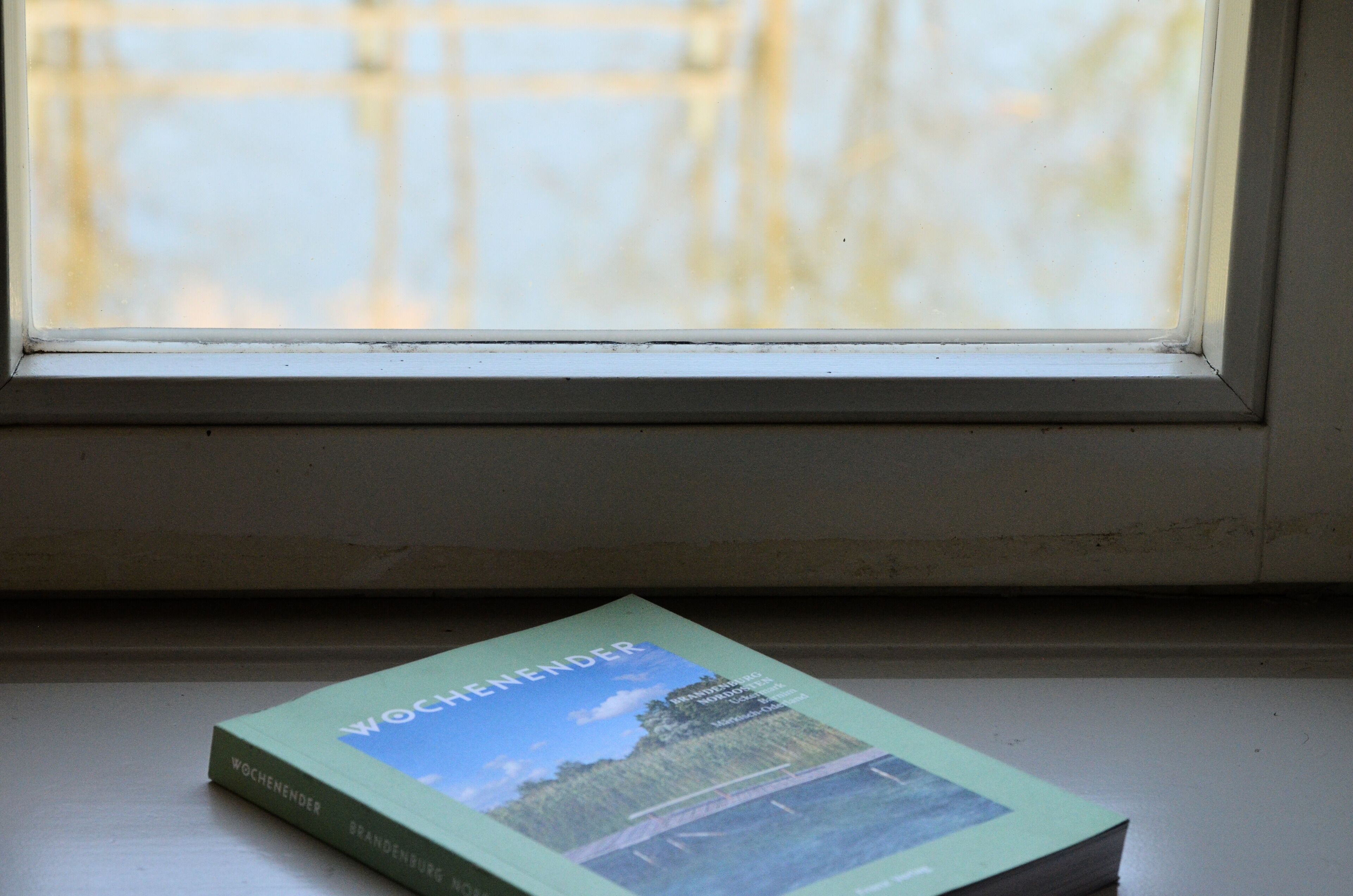 A book titled "Wochenhender" on a windowsill.