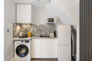 Fridge, microwave, oven, coffee/tea maker