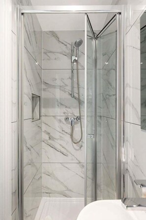 Shower, hair dryer, towels