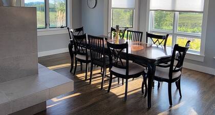 Beautiful and spacious family home with WiFi, AC and Mt. Baker views