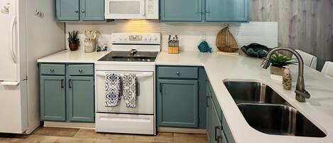 Refrigerador, microondas, horno y parrilla de estufa