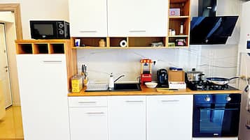Fridge, microwave, oven, stovetop