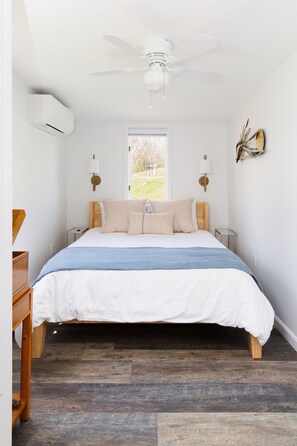 3 habitaciones, escritorio y tabla de planchar con plancha