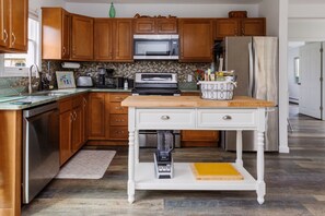 Fridge, microwave, oven, stovetop - Walk to Kelly Beach! Bonnet Shores 3BR + Pass (Narragansett)