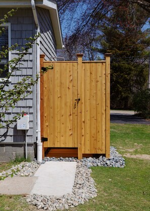 Property grounds - Bonnet Shores cozy beach house (Narragansett)