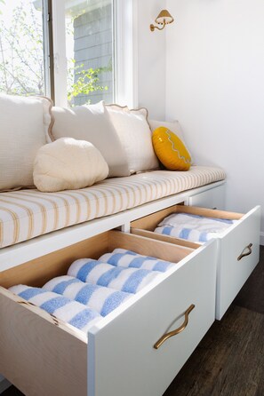 3 habitaciones, escritorio y tabla de planchar con plancha
