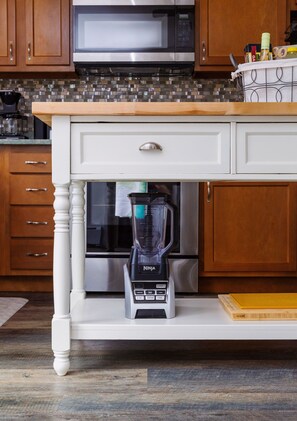 Fridge, microwave, oven, stovetop - Bonnet Shores cozy beach house (Narragansett)