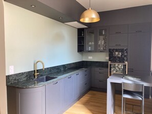 Kylskåp, mikrovågsugn, ugn och spishäll