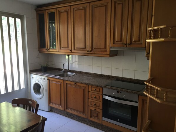 Micro-ondes, four, plaque de cuisson, lave-vaisselle