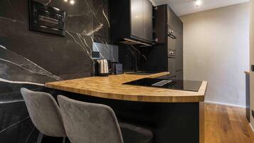 Superior Apartment | Private kitchen | Fridge, stovetop, cookware/dishes/utensils