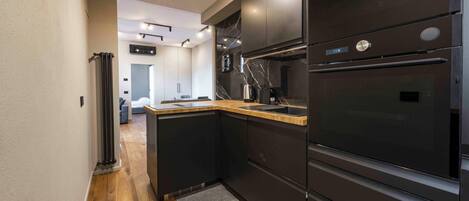 Superior-Apartment | Eigene Küche | Kühlschrank, Herdplatte, Kochgeschirr/Geschirr/Besteck