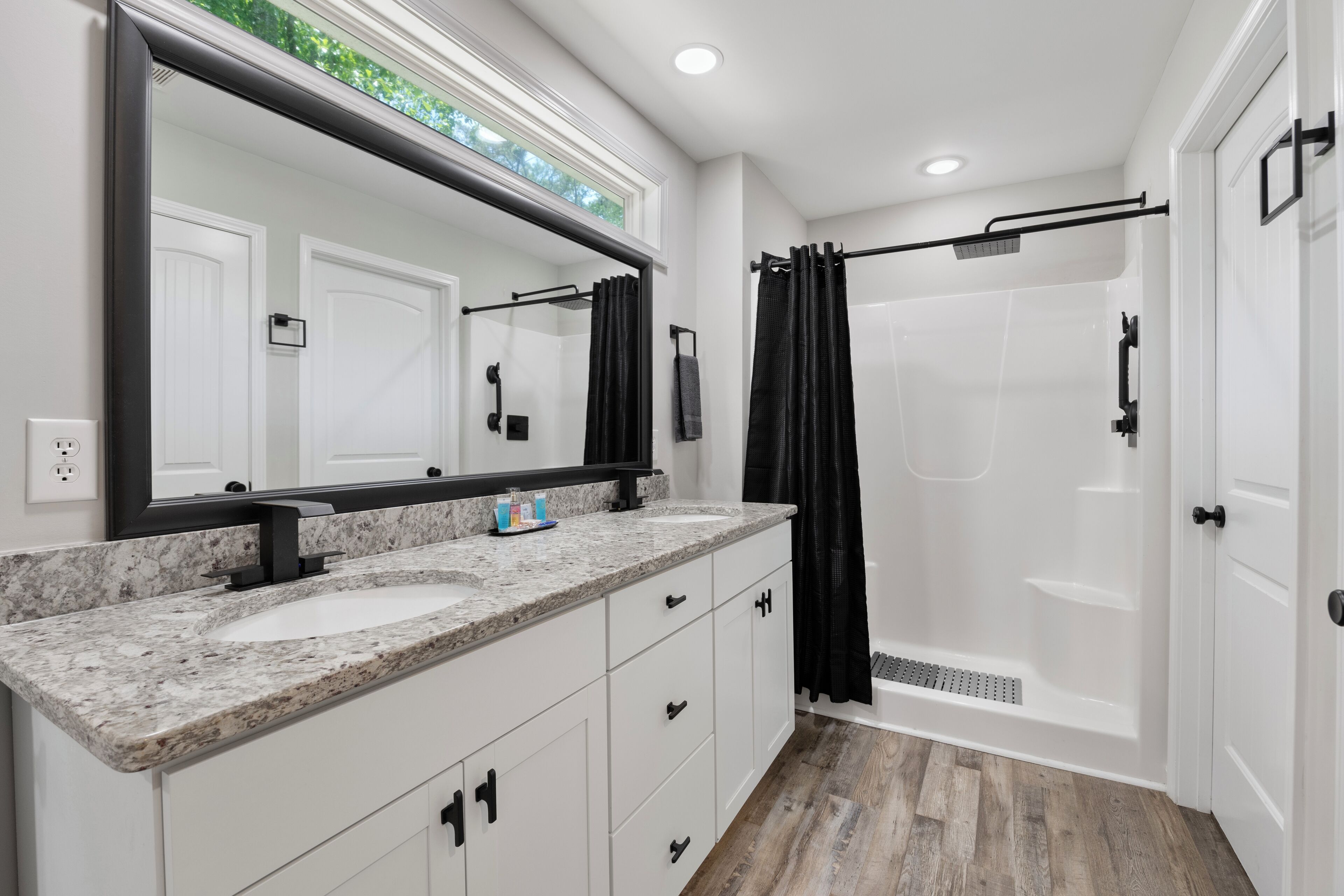 Douche, sèche-cheveux, bidet, serviettes fournies