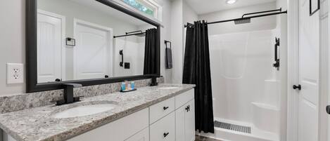Douche, sèche-cheveux, bidet, serviettes fournies