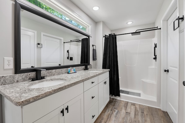 Shower, hair dryer, bidet, towels