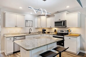 Microondas, horno, parrilla de estufa y lavavajillas 