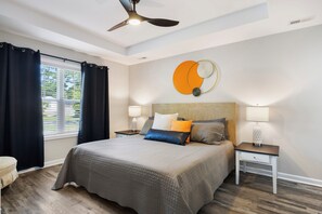 3 bedrooms, iron/ironing board, free WiFi, bed sheets - Contemporary and Relaxing Getaway - 10 minute walk to the beach (Oak Island)