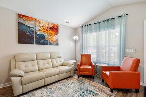 Smart TV - Contemporary and Relaxing Getaway - 10 minute walk to the beach (Oak Island)