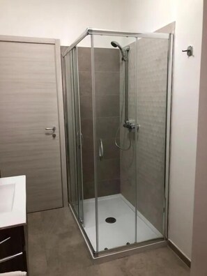 Comfort Apartment, 2 Bedrooms, Balcony, Partial Sea View | Bathroom - B&B Altamarea (Gizzeria)
