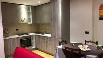 Comfort-Apartment, 2 Schlafzimmer, Balkon, eingeschränkter Meerblick | Eigene Küche | Wasserkocher