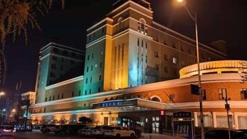Hotel with a central tower and flat facade, offering easy access by car.