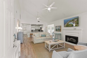 Smart TV - Point Five, sleeps 9 and has a Pool! (St Simons Island)