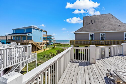 Charming 3-bedroom house on Crystal Beach, TX