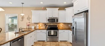 Charming 3-bedroom house on Crystal Beach, TX