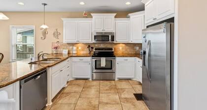 Charming 3-bedroom house on Crystal Beach, TX