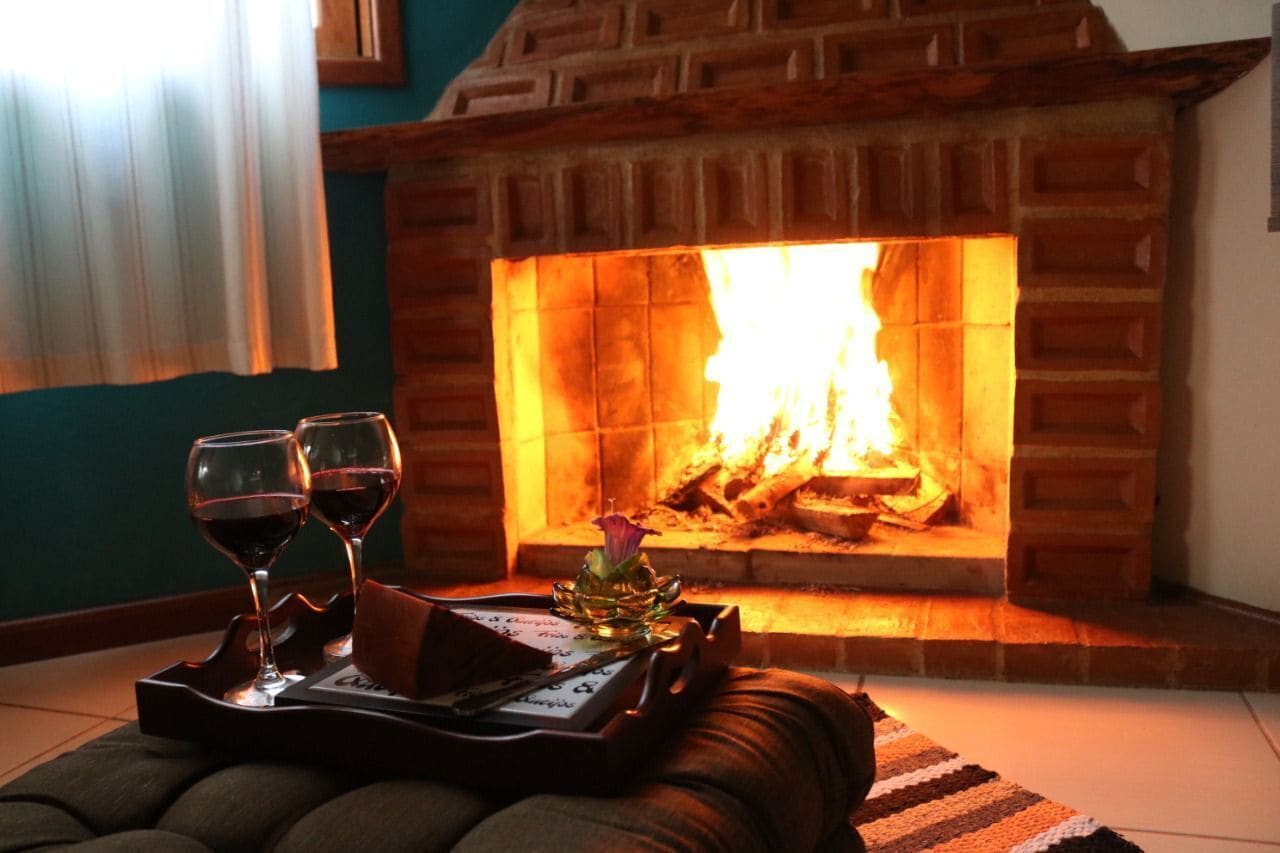 Chalet familiar, 1 cama Queen size y sofá cama, cocineta, vista al jardín | Área de sala de estar | Televisión 