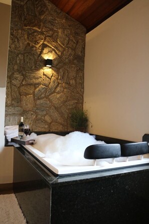 Superior Chalet, 1 Queen Bed, Housekeeping | Private spa tub - Pousada Jardim da Luz (Resende)