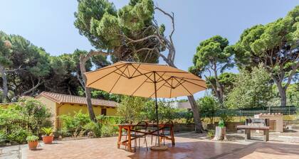 Villa Etnic Eloise just steps from Porto Pino long beach