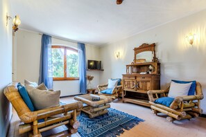 TV, fireplace - Villa Etnic Eloise  a walk from Porto Pino beach (Porto Pino)