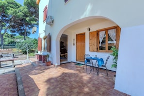 Outdoor dining - Villa Etnic Eloise  a walk from Porto Pino beach (Porto Pino)