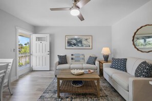 Apartment, 1 Queen-Bett und Schlafsofa (Tempting second floor unit located in) | Wohnbereich