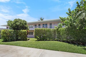 Apartment, 1 Queen-Bett und Schlafsofa (Tempting second floor unit located in) | Außenbereich