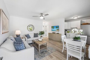 Appartement, 1 queensize bed met slaapbank (Tempting second floor unit located in) | Woonruimte