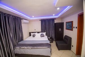 Quarto luxo, sacada, vista para a cidade | Escrivaninha, espaço de trabalho para notebook, cortinas blackout