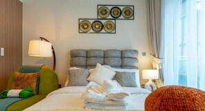 1 dormitorio, tabla de planchar con plancha, wifi y ropa de cama